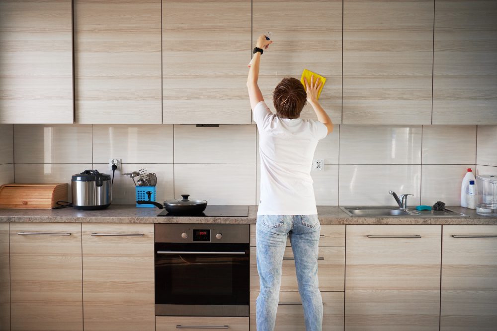 how to clean kitchen cabinets